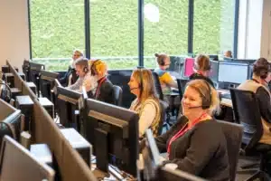 Sidekix contact center medewerkers aan het bellen met headsets