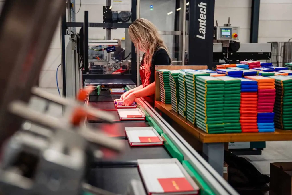 Sidekix fulfilment medewerker bij inpakstation