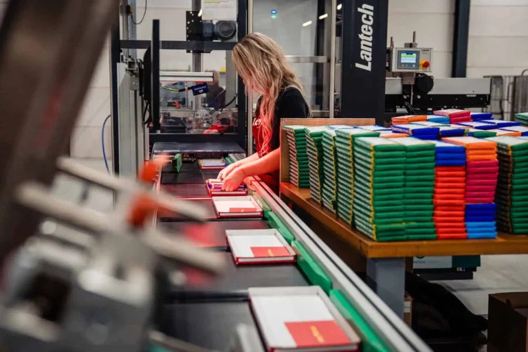 Sidekix fulfilment medewerker bij inpakstation