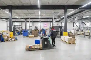 Warehouse overzicht met medewerkers