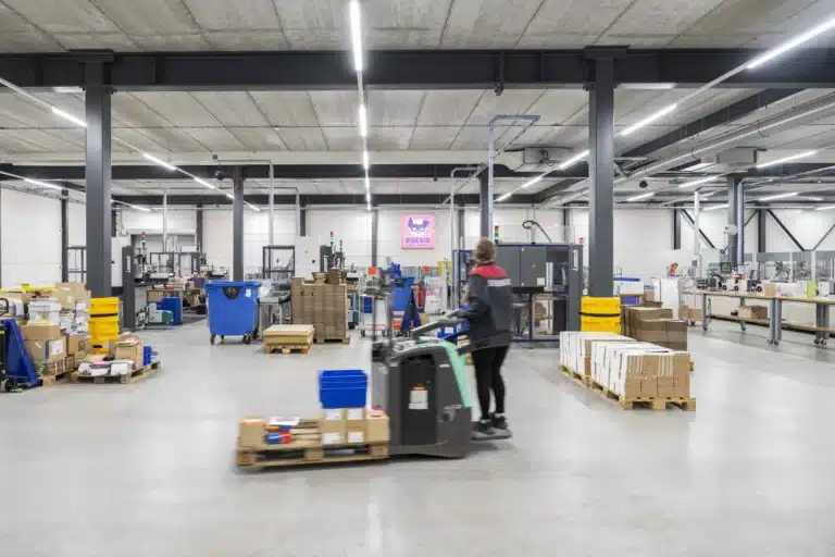 Warehouse overzicht met medewerkers
