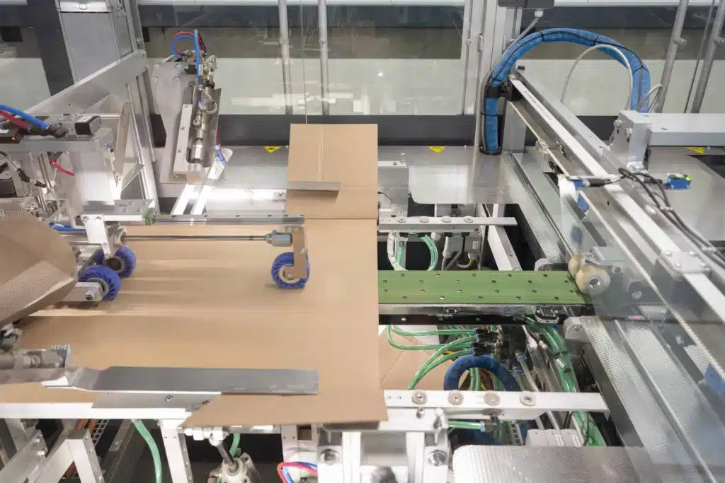 Dozen op transportband in Sidekix fulfilment centrum