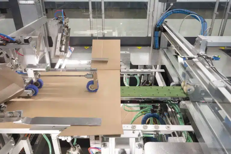 Dozen op transportband in Sidekix fulfilment centrum