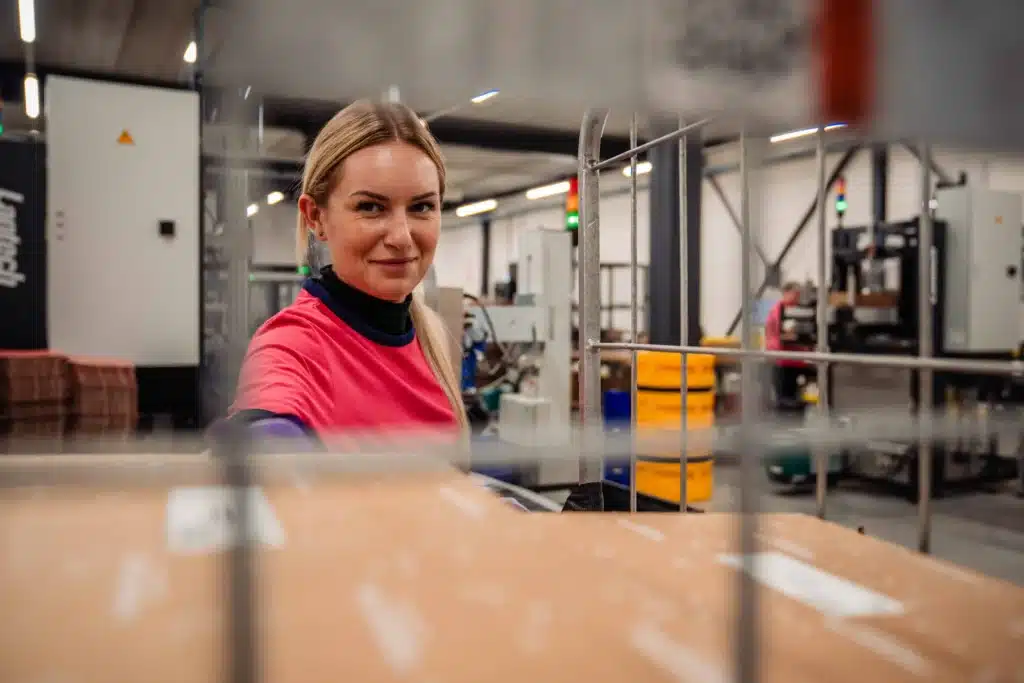 Sidekix medewerker aan het werk in fulfilment hal