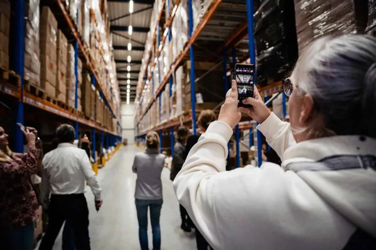 Sidekix team in warehouse voor maatschappelijk verantwoord ondernemen