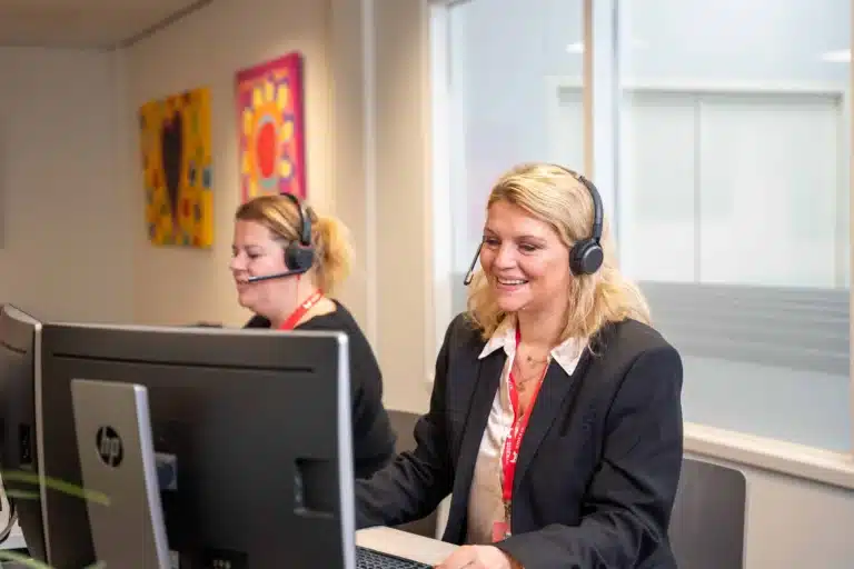 Sidekix contact center agent helpt klanten