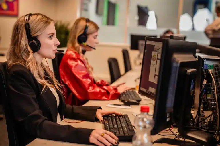Sidekix contact center agent helpt klanten