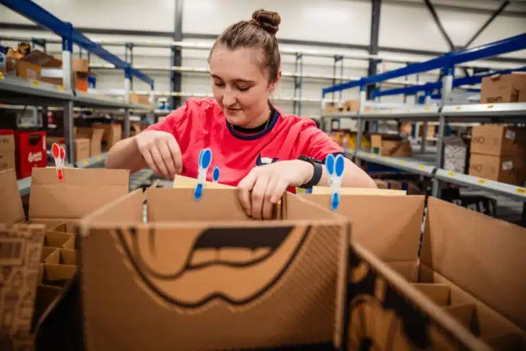 Sidekix fulfilment medewerker bezig met campagne-uitvoering