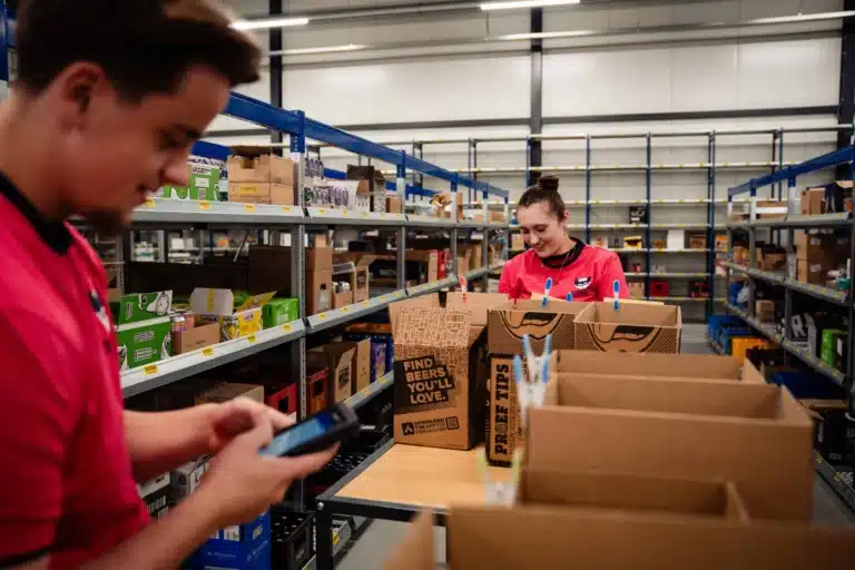 Sidekix fulfilment medewerker bezig met campagne-uitvoering