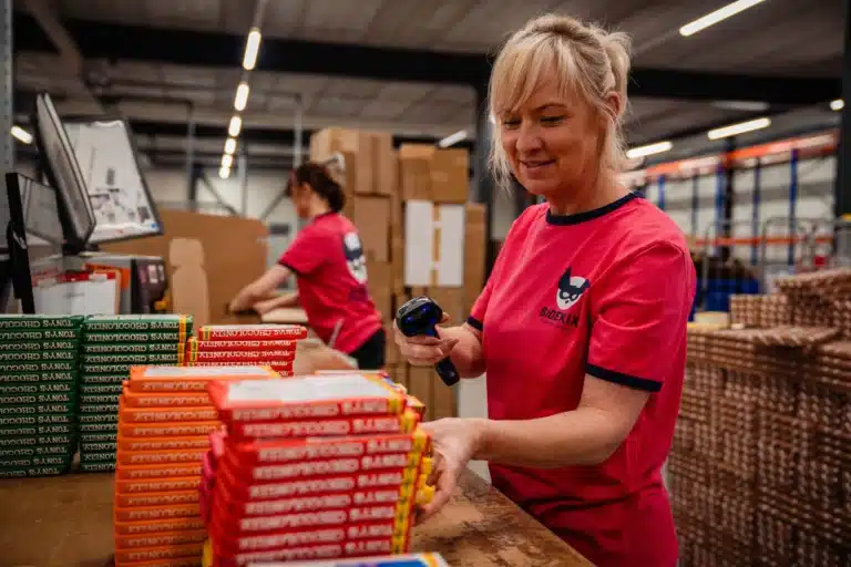 Sidekix fulfilment medewerker bezig met campagne-uitvoering