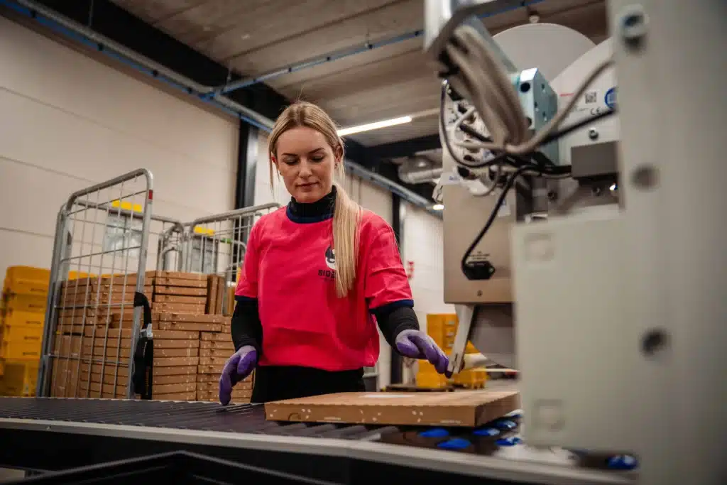 Sidekix fulfilment medewerker bezig met campagne-uitvoering