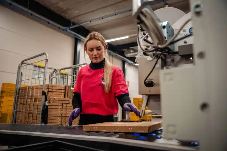 Sidekix fulfilment medewerker bezig met campagne-uitvoering