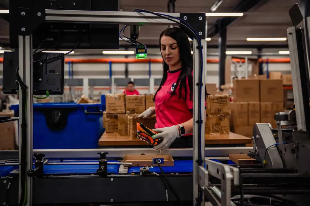 Sidekix fulfilment medewerker bezig met campagne-uitvoering