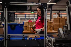 Sidekix fulfilment medewerker bezig met campagne-uitvoering