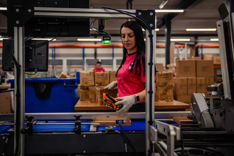 Sidekix fulfilment medewerker bezig met campagne-uitvoering