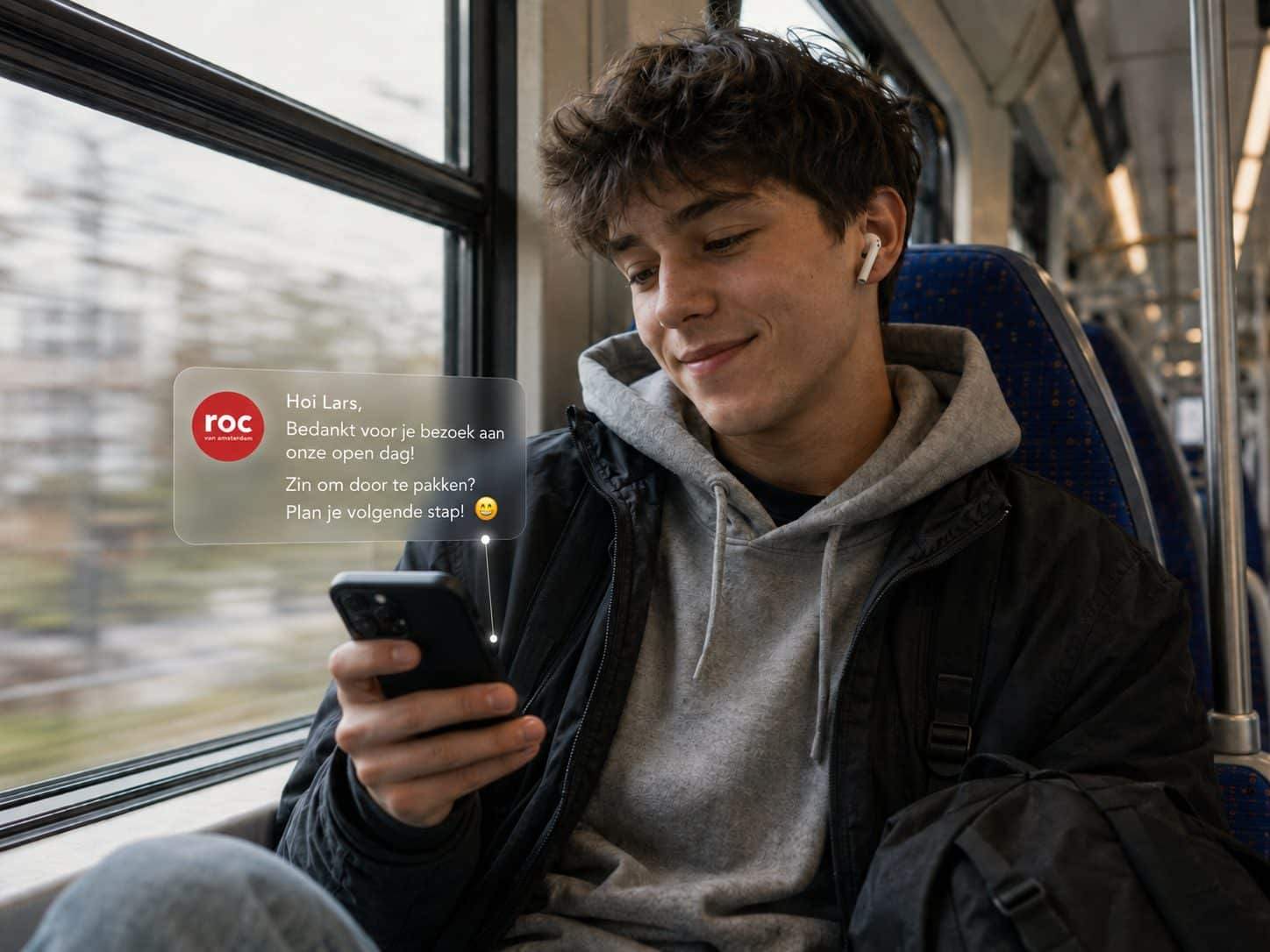 Leerling in de trein bekijkt follow-up bericht na open dag van ROC van Amsterdam