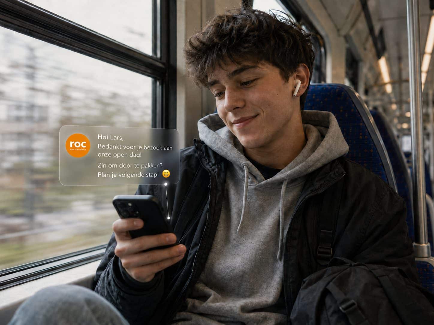 Leerling in de trein bekijkt follow-up bericht na open dag van ROC van Flevoland
