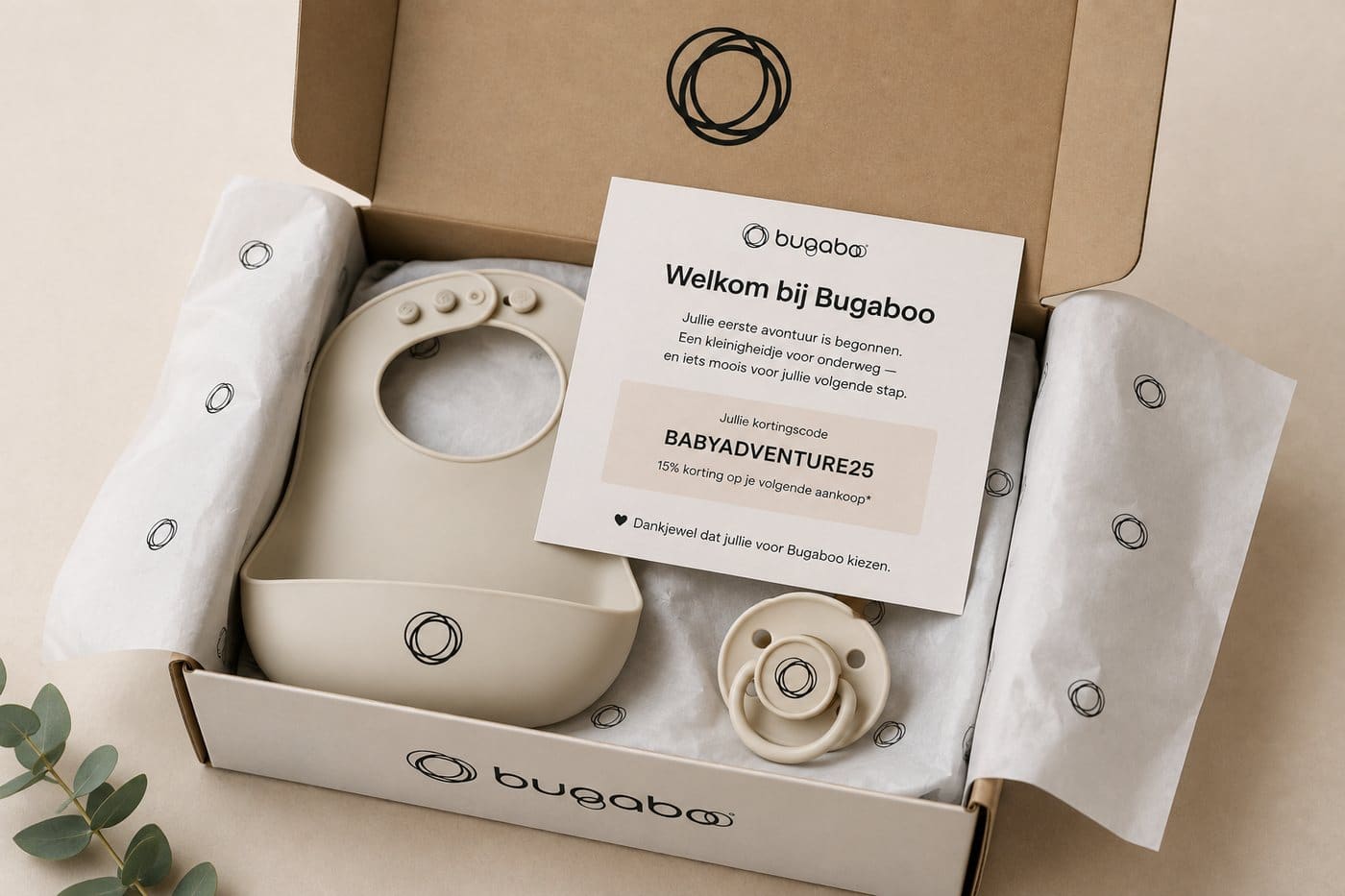 Foto: uitgepakte Bugaboo-welkomstbox met welkomstkaart, kortingscode en cadeautjes