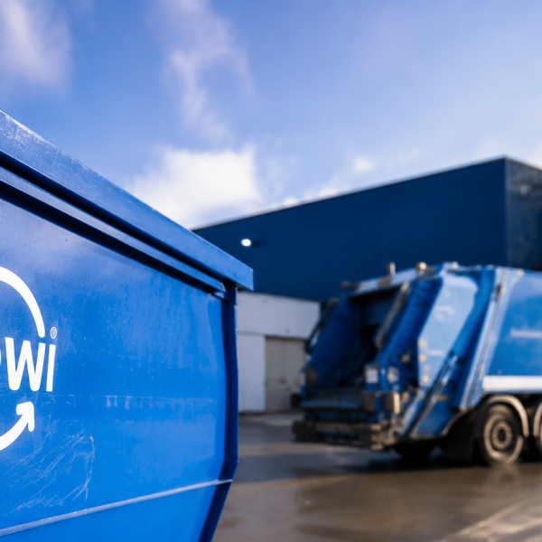 Renewi locatie met vrachtwagen en recyclingcontainer als headerafbeelding voor samenwerking met Sidekix