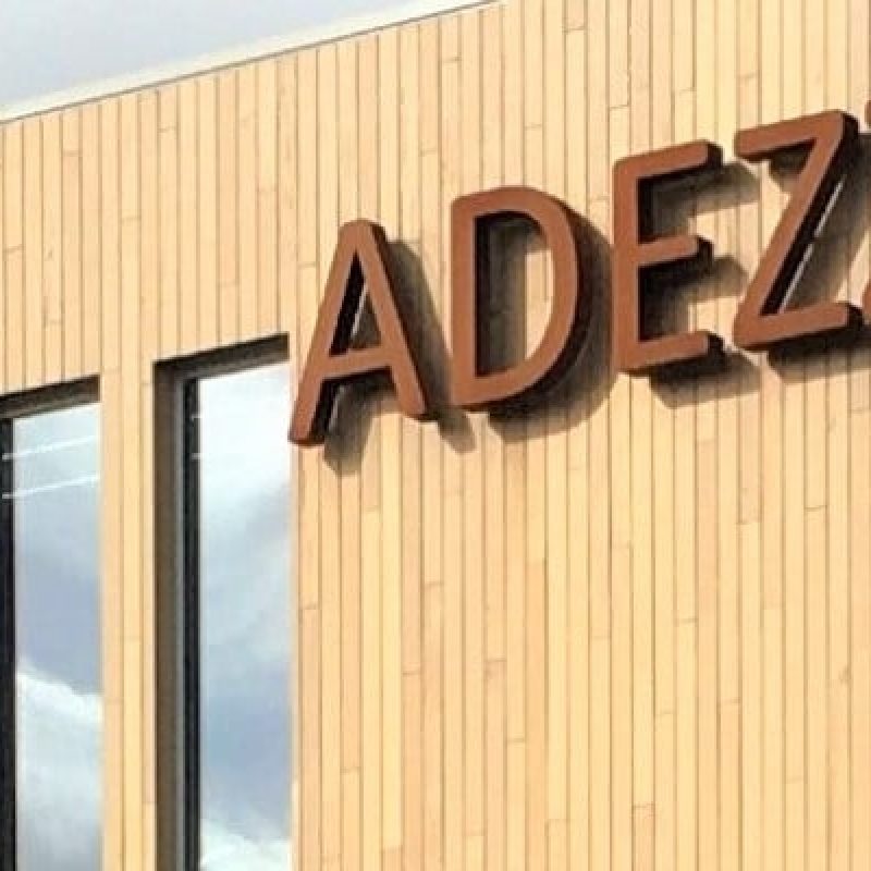 In de bres voor Adezz